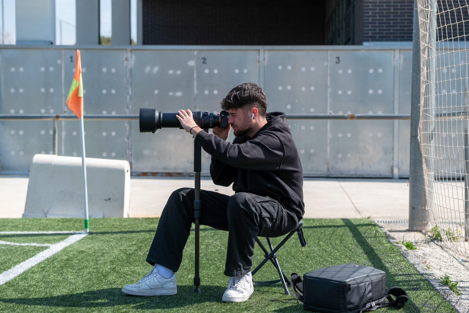 Luis fotografiando un partido desde la banda